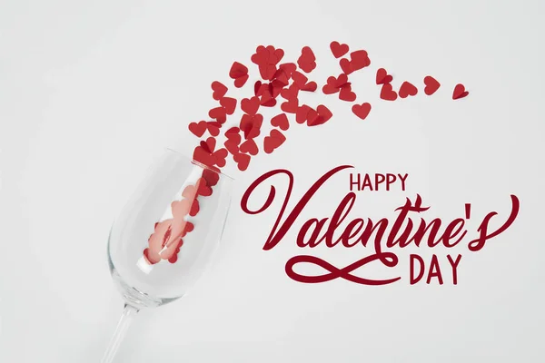 ワイン グラスと小さな紙の上から見る ハッピーバレンタインデー の文字と白い背景の上の心のカット — ストック写真
