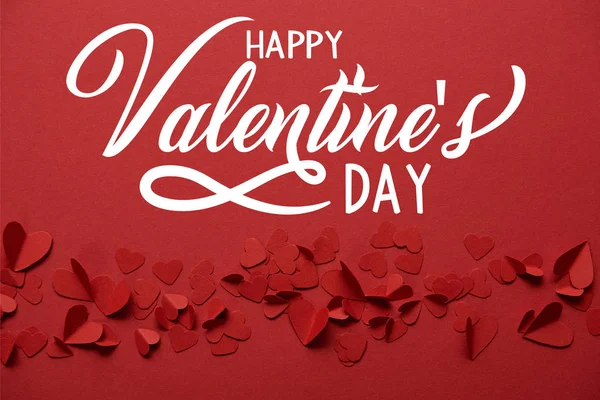 Hromadu Dekorativní Papír Vyjmout Srdce Červeném Pozadí Nápisem Happy Valentines — Stock fotografie