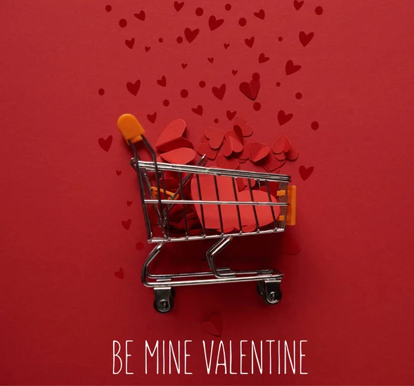 グッズ装飾紙でショッピングカートの平面図が 私のバレンタインになる と赤の背景に心をカット レタリング — ストック写真