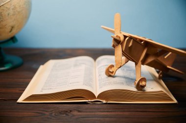 Seçici odak masada kitap ve oyuncak uçak