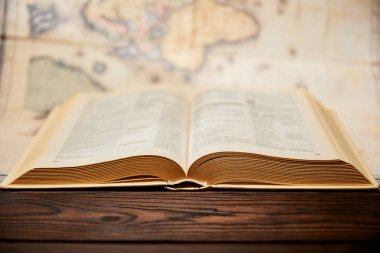 Seçici odak kitap ve harita üzerinde ahşap masa 