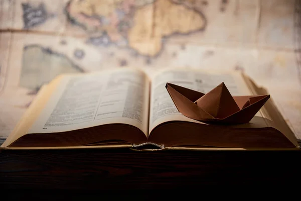 Επιλεκτική Εστίαση Χάρτινο Καραβάκι Βιβλίο Και Χάρτη Στο Τραπέζι — Φωτογραφία Αρχείου
