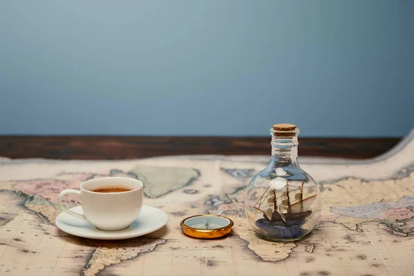 Messa Fuoco Selettiva Tazza Caffè Bussola Nave Giocattolo Bottiglia Vetro — Foto Stock