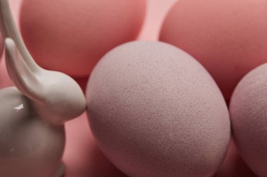 Seçici odak boyalı Paskalya yumurtaları ve oyuncak tavşan 