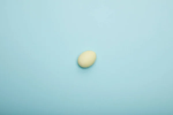 蓝色背景上的复活节彩蛋的顶视图 — 图库照片