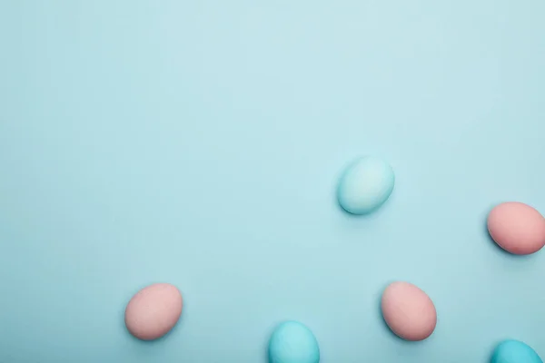 Mavi Arka Plan Üzerinde Yukarıdan Paskalya Yumurta — Stok fotoğraf