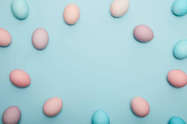 Vista Superior Huevos Pascua Sobre Fondo Azul Con Espacio Copia —  Fotos de Stock