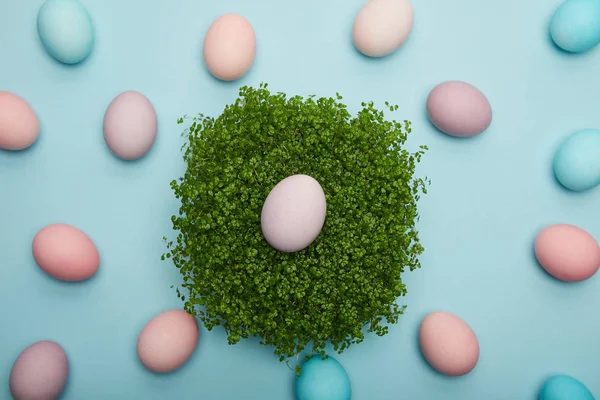 Bovenaanzicht Van Pasen Eieren Gras Blauwe Achtergrond — Stockfoto