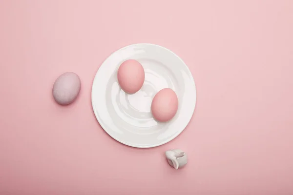 Προβολή Επάνω Παιχνίδι Λαγουδάκι Βαμμένα Αυγά Του Πάσχα Στο Πιάτο — Φωτογραφία Αρχείου