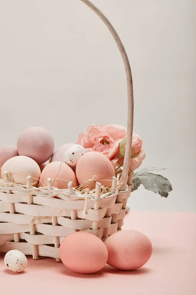 Zbliżenie Wielkanocny Kurczak Przepiórcze Jajka Koszyku Słomy Kwiatem — Zdjęcie stockowe