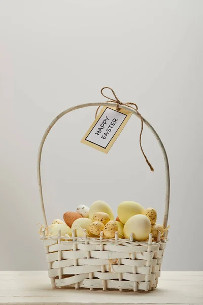 Velikonoční Kuře Křepelčí Vejce Proutěný Koš Květinou Kartu Nápisem Happy — Stock fotografie