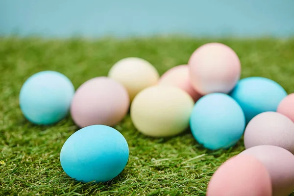 Selectieve Aandacht Van Pasen Beschilderde Eieren Gras — Stockfoto