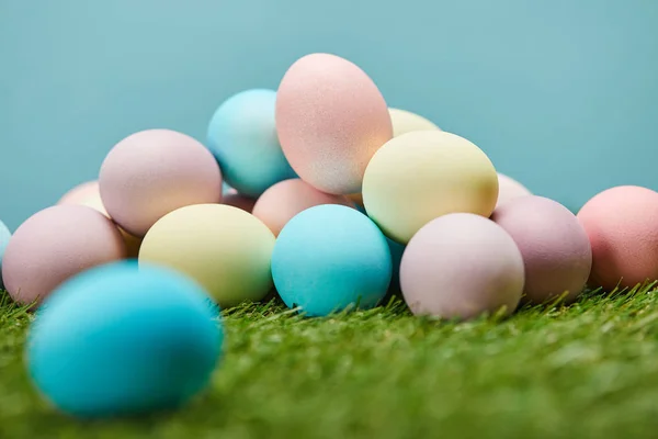 Enfoque Selectivo Huevos Pascua Pintados Sobre Hierba Sobre Fondo Azul — Foto de Stock