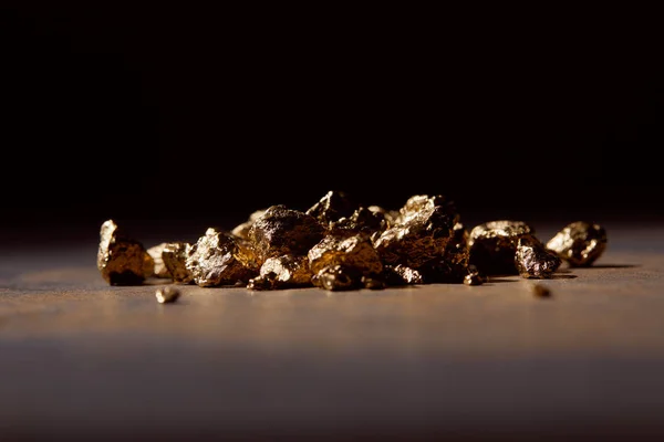 Ακατέργαστος Χρυσές Πέτρες Στο Σκοτάδι Σχετικά Μαρμάρινο Τραπέζι Και Μαύρο — Φωτογραφία Αρχείου