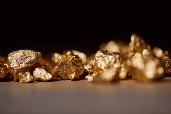 Piedras Doradas Sobre Mármol Aislado Sobre Negro — Foto de Stock