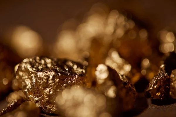 Enfoque Selectivo Piedras Doradas Con Fondo Borroso — Foto de Stock