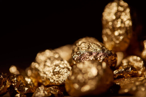 золотистые размытые камни, изолированные на черном
