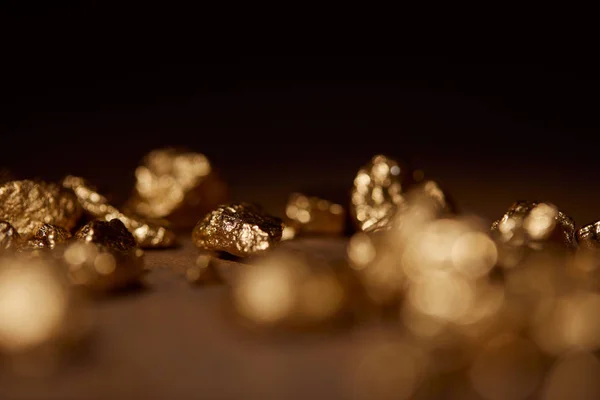 Selective Focus Golden Stone Black Background — Stock Photo, Image