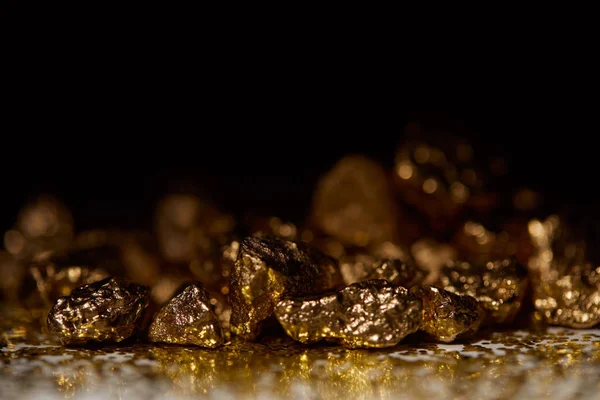 Selective Focus Golden Stones Dark Sparkling Surface Black Background — Stock Photo, Image