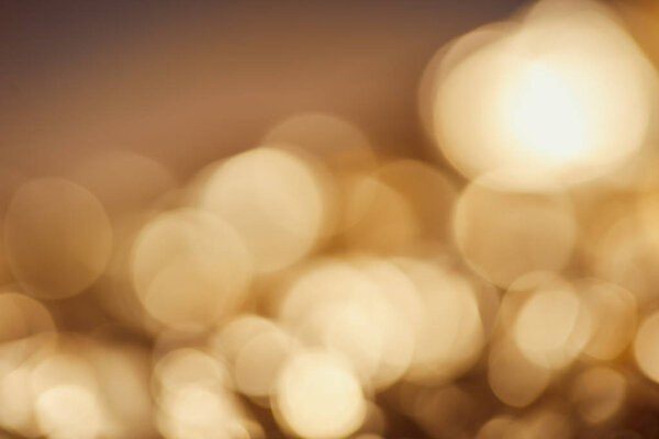 яркие размытые яркие огни на темном фоне
