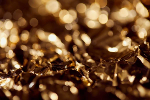 Foco Selrctive Folha Metálica Com Luzes Sparkling Douradas Nas Sombras — Fotografia de Stock