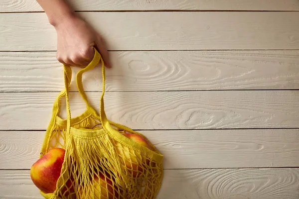 Pandangan Dipotong Tangan Perempuan Dengan Tas String Penuh Apel Pemerkosaan — Stok Foto