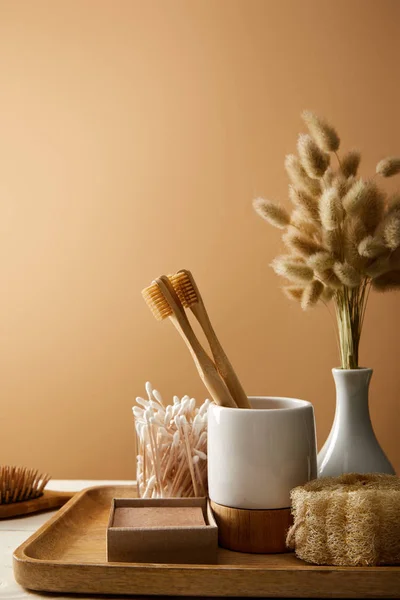 Holztablett Mit Vase Aus Stacheln Und Verschiedenen Hygiene Und Pflegeartikeln — Stockfoto