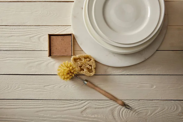 Top View Stacked Plates Various Cleaning Items White Wooden Surface — Stock Photo, Image