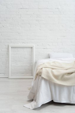 boş beyaz bir yatak ve resim çerçeve ile yatak odası