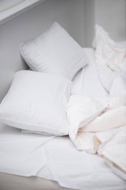 seçici odak beyaz yastık ve battaniye yatak yatak odası