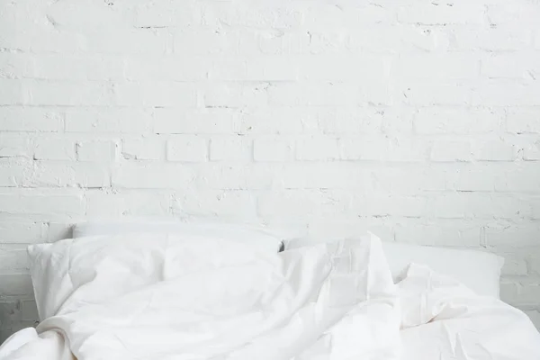 Beyaz Yastık Battaniye Boş Rahat Yatak — Stok fotoğraf