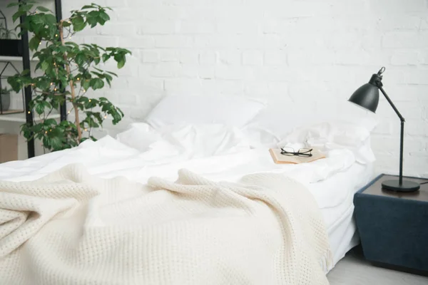 Boek Glazen Witte Bed Plant Lamp Zwarte Nachtkastje — Stockfoto