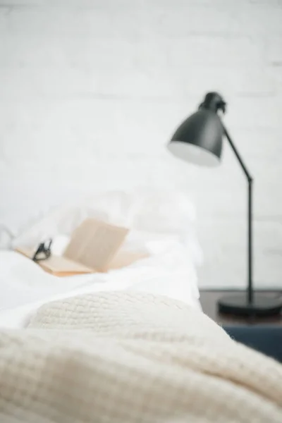 Enfoque Selectivo Libro Vasos Blanco Cama Vacía Lámpara —  Fotos de Stock