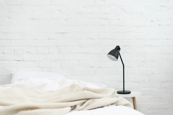 Lamp Buurt Van Witte Lege Bed Met Kussen Deken — Stockfoto