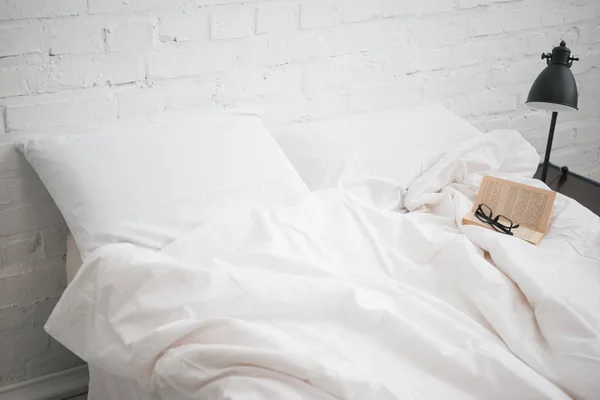 Очки Забронировать Кровать Белым Одеялом Подушки Лампы — стоковое фото