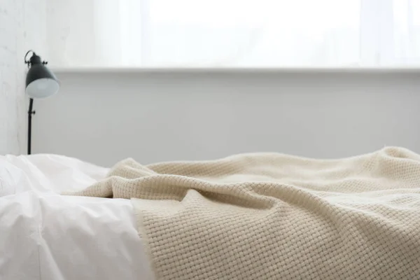 Вибірковий Фокус Порожнього Ліжка Ковдрою Лампою — стокове фото