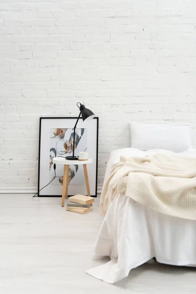 Dormitorio Con Libros Foto Almohada Cama Lámpara Taza Café Taburete —  Fotos de Stock