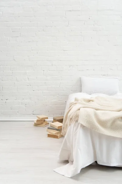 Slaapkamer Met Kussen Lege Bed Boeken Verdieping — Stockfoto