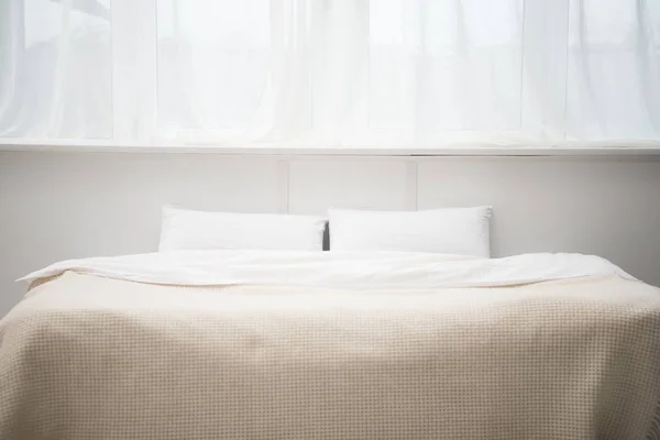 Slaapkamer Met Kussens Dekens Gezellige Bed — Stockfoto