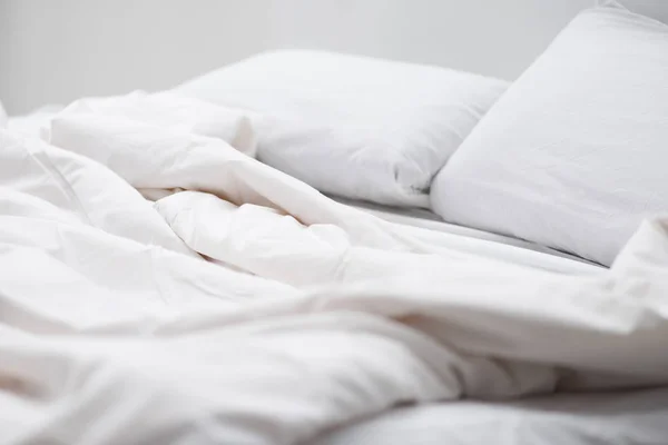 Вибірковий Фокус Ліжка Білими Подушками Ковдрою — стокове фото