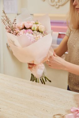 Çiçekçi gül ve peonies oluşan çalışma alanı tutarak kısmi görünümünü