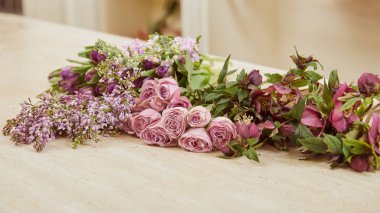mor laleler, peonies ve eflatun çiçek dükkanında yüzeyinde