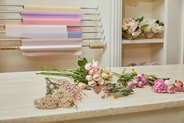 Weiße Rosen Und Rosa Pfingstrosen Auf Dem Tisch — Stockfoto