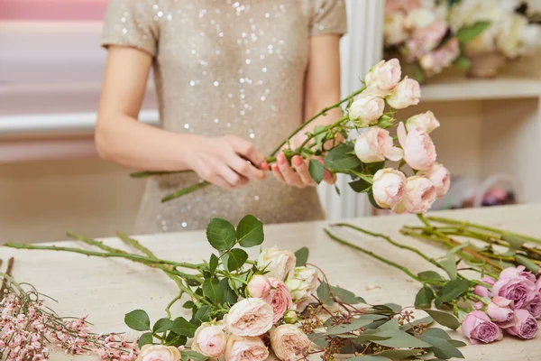 Gedeeltelijke Weergave Voor Bloemist Maken Bouquet Van Rozen Pioenrozen — Stockfoto