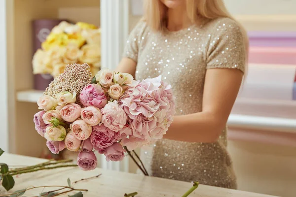 Vue Recadrée Fleuriste Faisant Bouquet Roses Pivoines Espace Travail — Photo