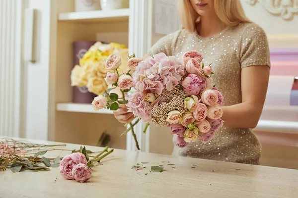 Selective Focus Florist Making Bouquet Roses Peonies Workplace — Stock Photo, Image