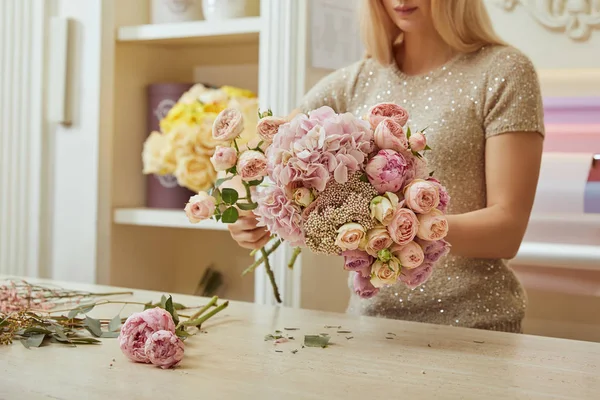 Foco Seletivo Florista Fazendo Buquê Rosas Peônias Local Trabalho — Fotografia de Stock