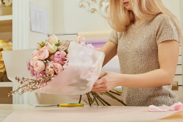 Vista Parziale Del Fiorista Che Avvolge Bouquet Rose Peonie Sullo — Foto Stock