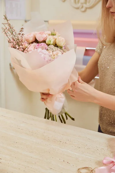 Partial View Florist Holding Bouquet Roses Peonies Workspace — Stock Photo, Image