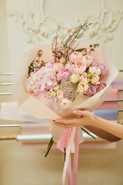 Vista Cortada Florista Segurando Buquê Rosas Peônias Espaço Trabalho — Fotografia de Stock